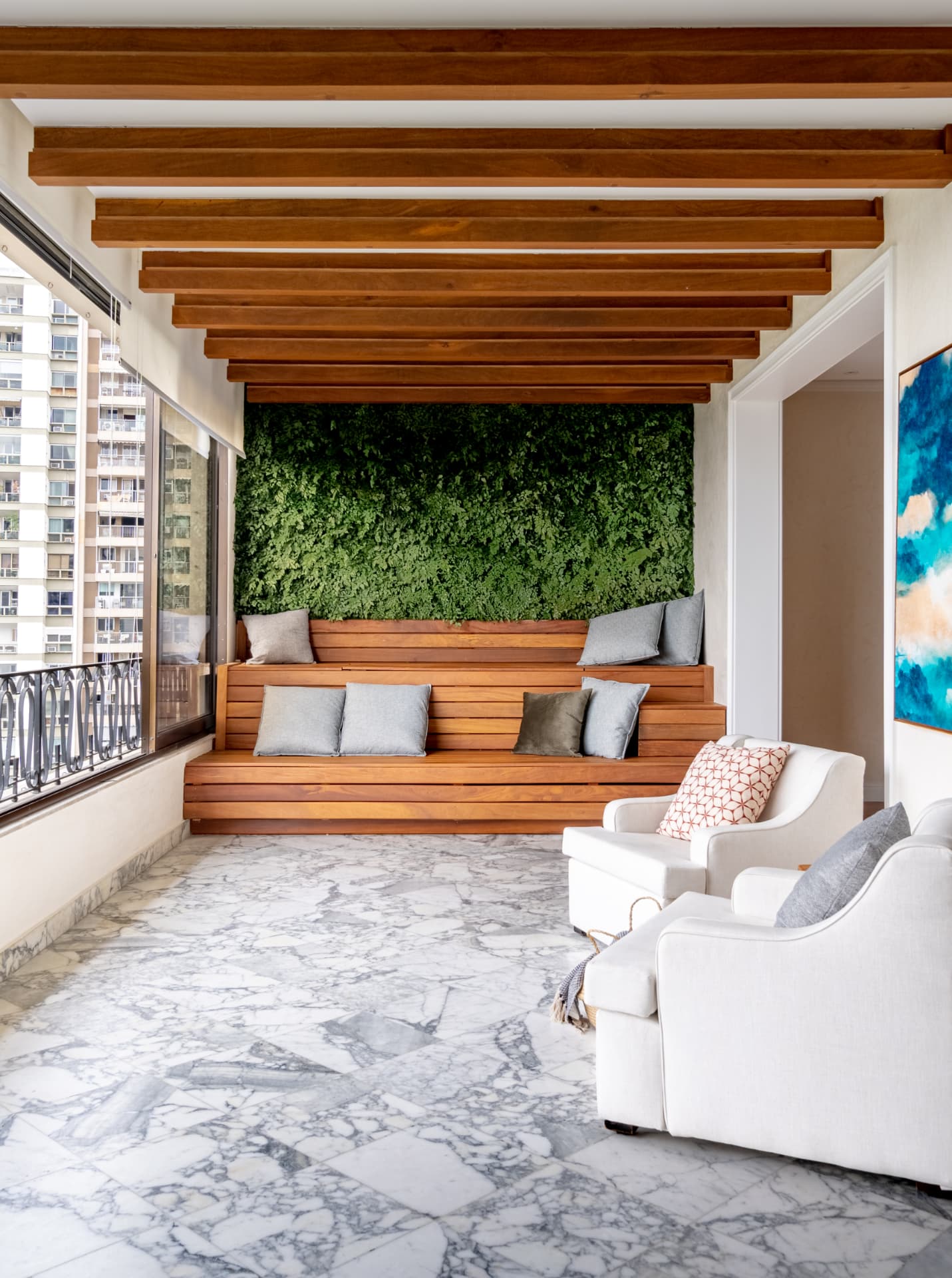 Varanda com banco de madeira, jardim vertical e vigas aparentes