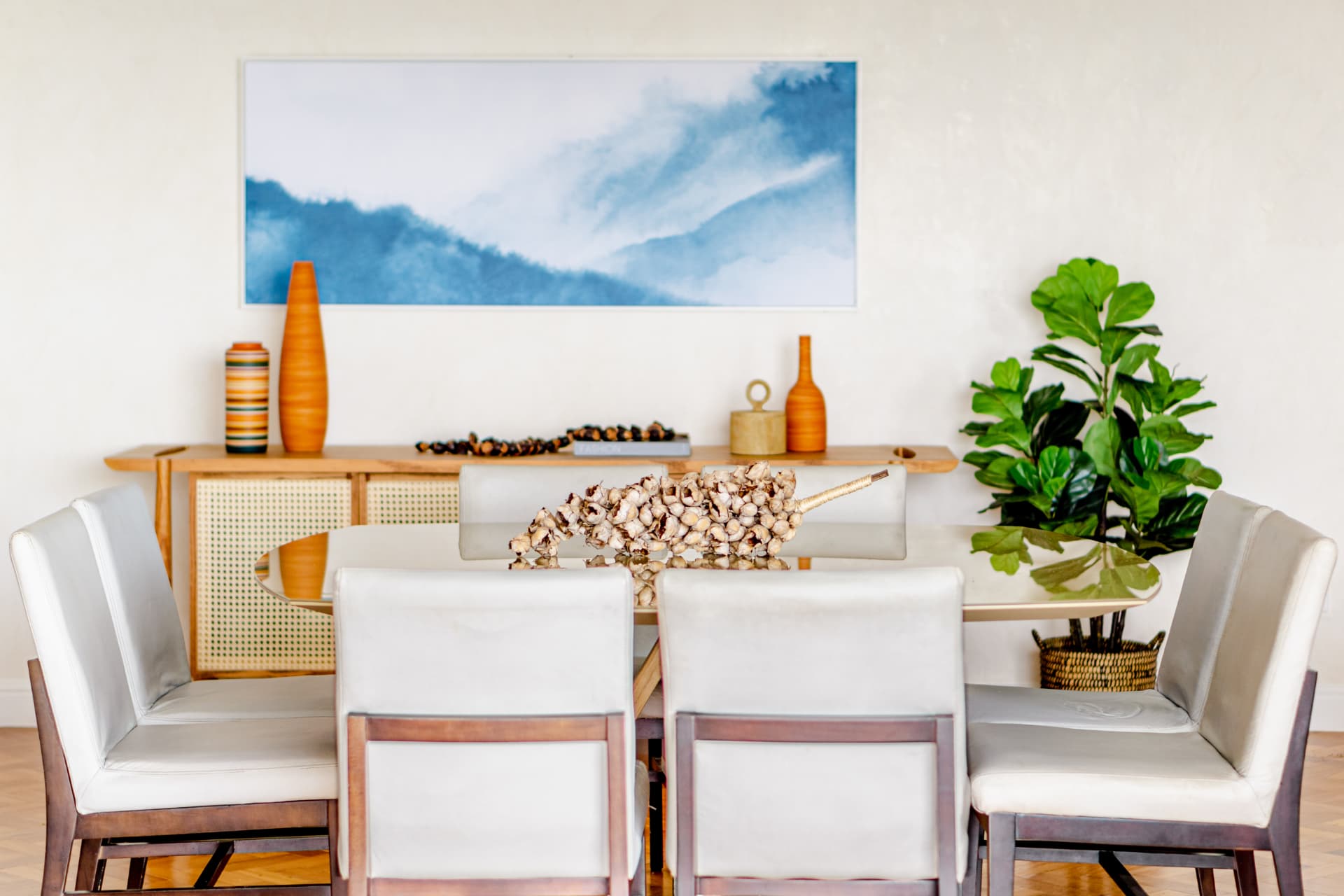 Jantar com aparador em palhinha e arte em tons de azul